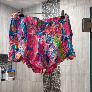 Lilly Pulitzer *Holy Grail* Gumbo Limbo Print Dahlia Shorts size medium